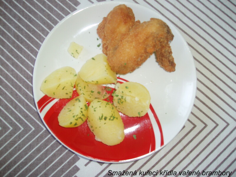 Smažená kuřecí křídla vařené brambory